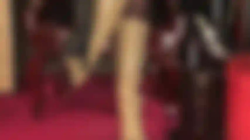 Adoro las botas de cuero color canela; mi ama tiene a su esclavo de botas justo donde debe estar. Arrodíllate a mis pies mientras admiras cada centímetro de mis botas hasta la rodilla.