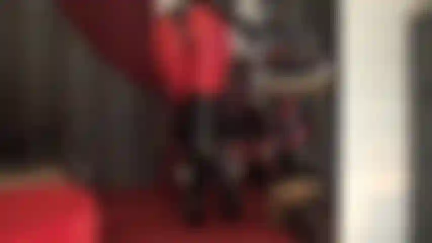 Mistress pone a prueba tu resistencia mientras te hace sacudir tu polla por su culo en diferentes atuendos: pantalón rojo y cuerpo de pvc con botas largas, pantimedias y desnudo con una faldita ajustada y tacones de aguja.