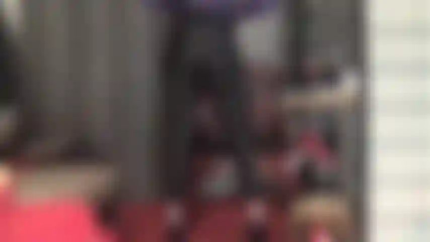 Mi culo y mis piernas te tienen débil: leggings de spandex negros, un par de patadas en la cara con los zapatos de la amante, seguidos de adoración de pantimedias y bragas de encaje morado.