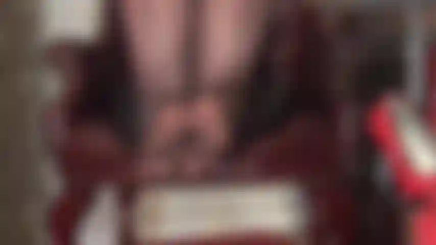 Adoración de pies en medias de nailon con costuras y desnuda con trabajo de pies en un consolador sin cortar.