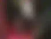 Señora vivian se viste con una bonita blusa blanca de satén sedoso y un corsé que realza sus curvas. También lleva un gran strap-on blanco debajo de la falda para que lo admires.