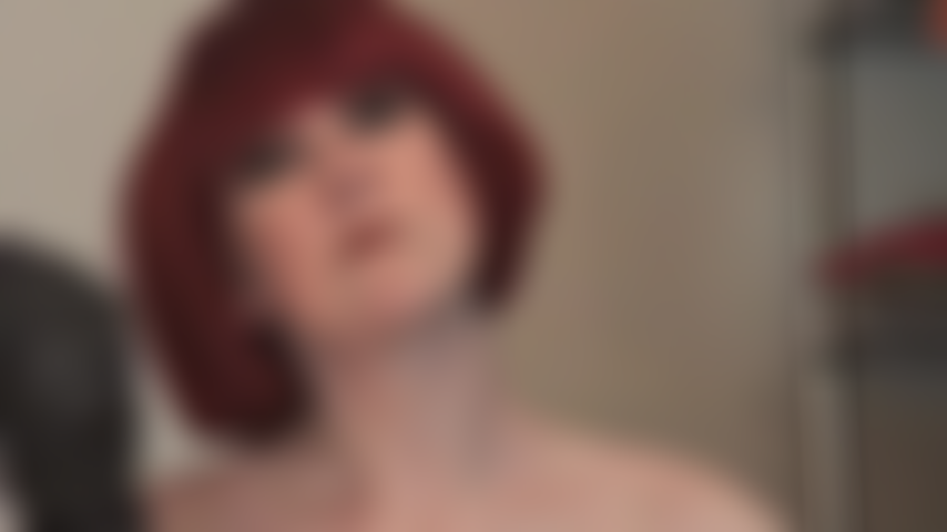 Fetiche por peinar el cabello: su peluca favorita, un bob rojo vibrante, y te encanta verla peinarlo.
