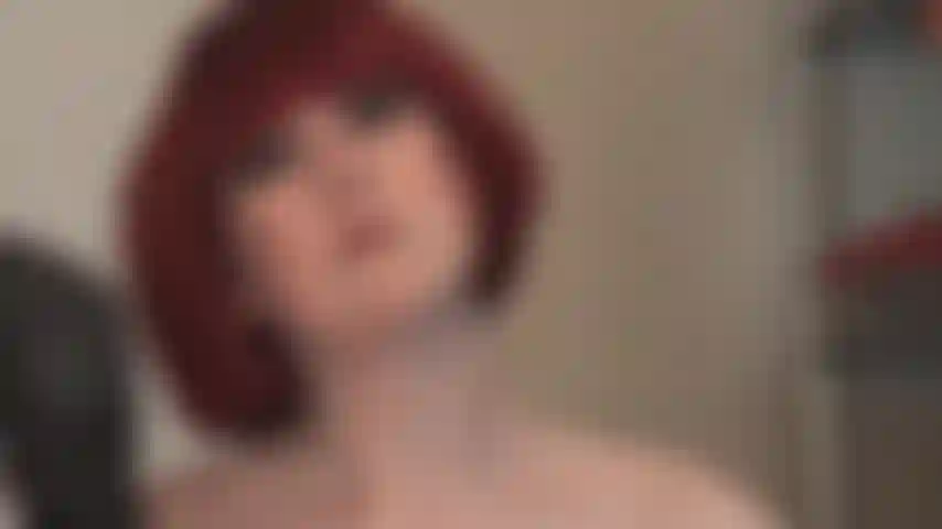 Fetiche por peinar el cabello: su peluca favorita, un bob rojo vibrante, y te encanta verla peinarlo.