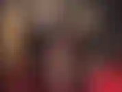 Diosa hipnótica y sensual de látex con guantes negros brillantes, top, medias transparentes y tacones de aguja metálicos fetichistas brillantes, usando cada uno de tus fetiches para provocarte.