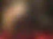 Adoración de botas, adoración de culos, adoración de strap-on: la amante se ve fantástica con estas botas largas y brillantes acariciando su gran polla.