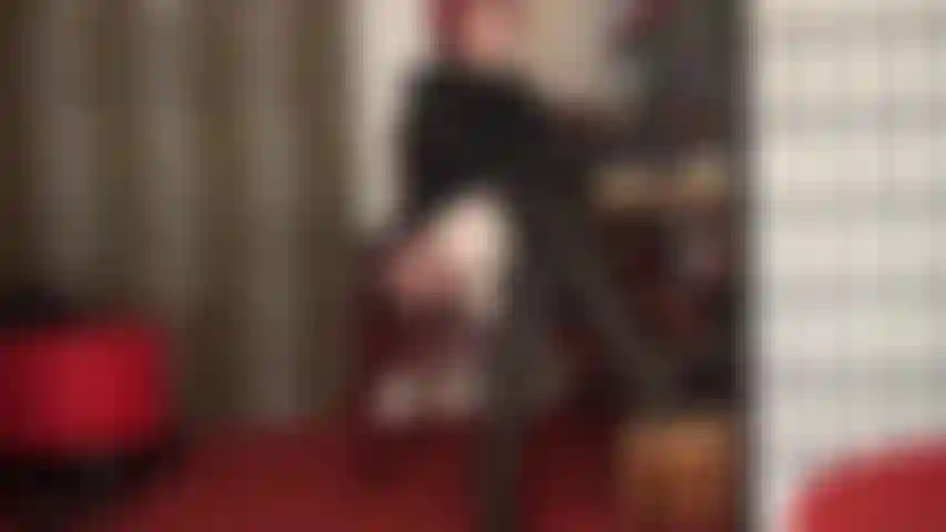 Adicta a mi culo y mis piernas: desde botas de cuero negro combinadas con pantimedias negras y medias blancas hasta botines brillantes y pantalones cortos metálicos dorados, la amante alimenta tu adicción a sus increíbles piernas y culo.