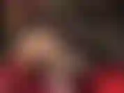 Tu diosa, vestida con látex, traje de nailon y capas de medias brillantes muestra sus maravillosas piernas largas en sexys tacones altos y botas de cuero.