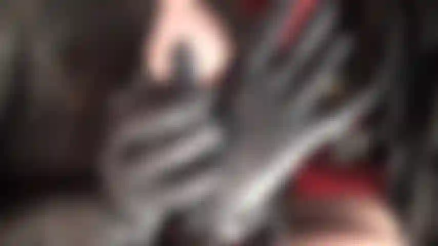 Fetiche de guantes de cuero, adora un par de maravillosos guantes de cuero cortos y suaves, la amante se desliza dentro y fuera de ellos, colocándolos sobre tu boca mientras inhalas el embriagador aroma a cuero.