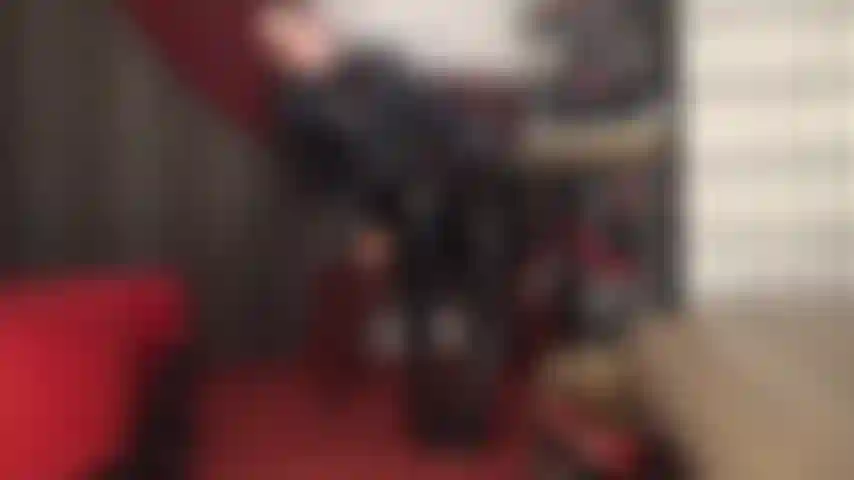 La puta de las botas de la señora vivian. No puedes imaginar un lugar mejor que estar bajo las brillantes botas de charol de la señora vivian. Para sentir cómo masajean, patean y pisotean tu inútil pene de esclava. Incluso su deliciosa saliva te alimentará directamente de sus botas.