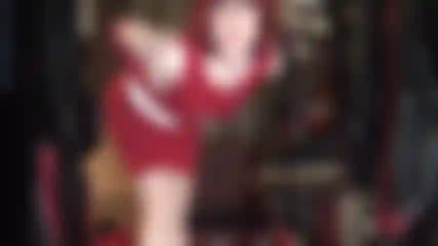 Medias color piel brillante y vestido rojo seducción - vistas sexys del refuerzo de nailon y los pezones de la amante.