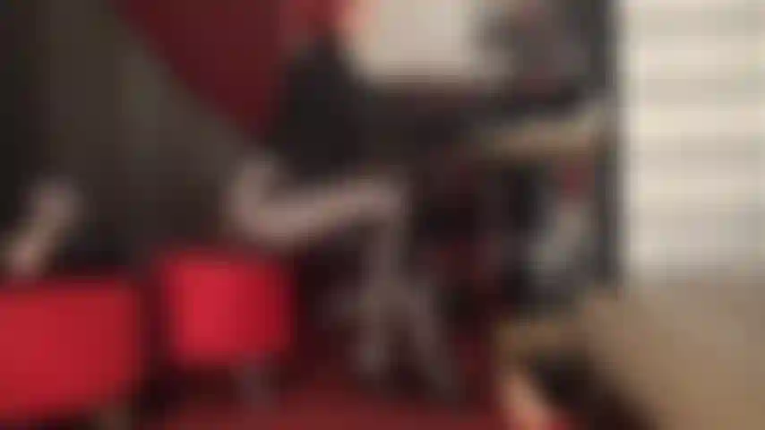 Admiro las increíblemente sexys curvas de alto brillo de la amante vivian en medias de spandex metalizado marrón.