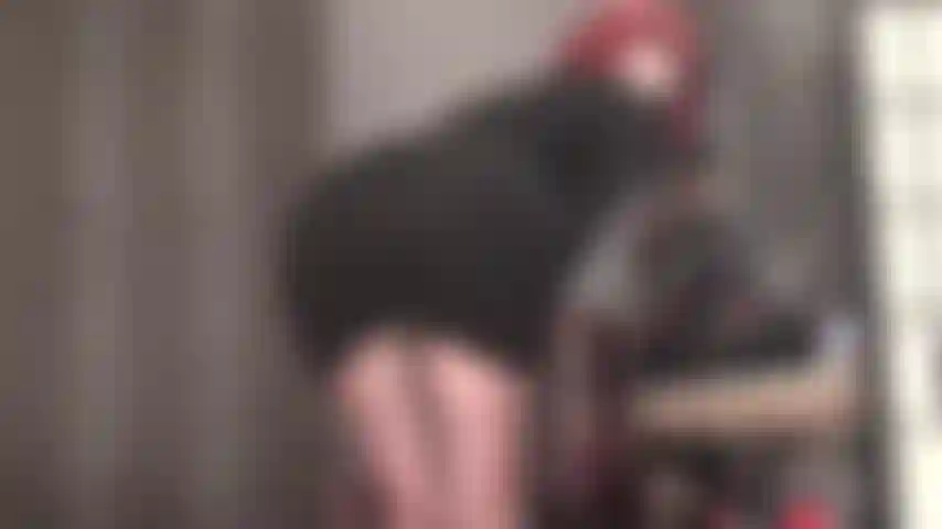 Vistas sexys del increíble culo de la amante vivian en pantimedias negras transparentes con costura trasera roja y desnudo en tangas de encaje rojo.