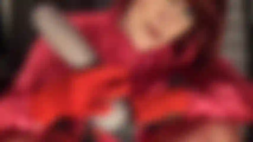 Medias rojas sexys y strap-on. Mi amante usa tu boca de zorra para su placer sexual. Esta deliciosa polla enorme tendrá que penetrarte la garganta aún más profundo hoy!