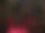 Adoración corporal en traje fetiche, botas con cordones, pantalón de satén brillante, pvc brillante, guantes y gorro.