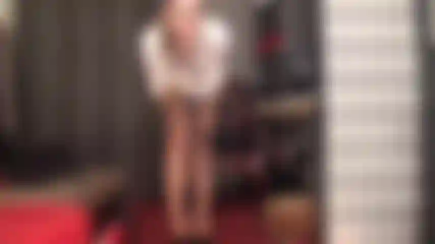 Seducida por su jefe sexy para ser su puta chupándole la polla - dominación con strap-on en satén blanco suave como la seda, falda lápiz y medias de liga marrones vintage.