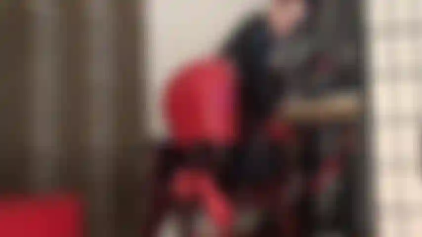 Con mi culo perfecto de latex a la vista, inhalo el aroma de mis pies en medias de goma.