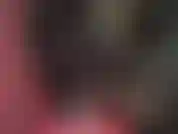 Juego de escupir con guantes de látex en traje de goma caliente.