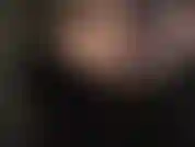 Ama vivian de cabello corto, bromeando contigo con hermosos guantes de cuero suave que te encantaría sentir por todas partes.