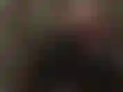 Adoro mi pierna de pantimedias extendidas con tacones de charol negro y suela roja.