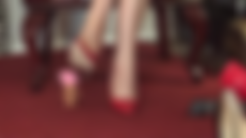 Giganta fetichista que se sienta en la cara. Tú no eres más que un pequeño troll a mis pies y debajo de mi trasero.