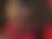 Diosa sexy de cuero en falda corta, guantes, botines altos de tacón de aguja con cordones y una gran polla para que me complazcas.