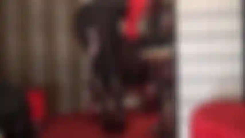 Amante de las correas en leggings de cuero y spandex con botas fetichistas con cordones. ¿No te encantaría tener su polla empujada hasta tu garganta...?