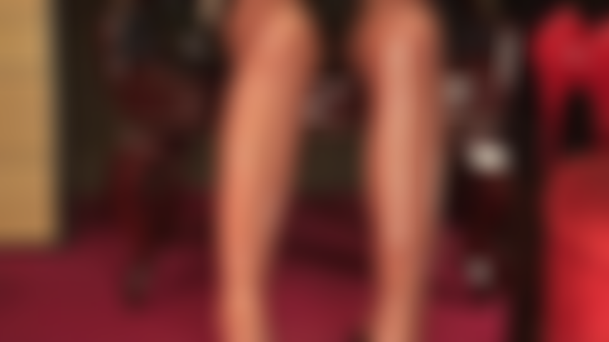 Pies descalzos, empapados y sudorosos, que salen de mis medias de goma. Bebo la sabrosa sopa de pies de látex de mi ama. Fetiche de pies, gomitas, fetiche de látex.