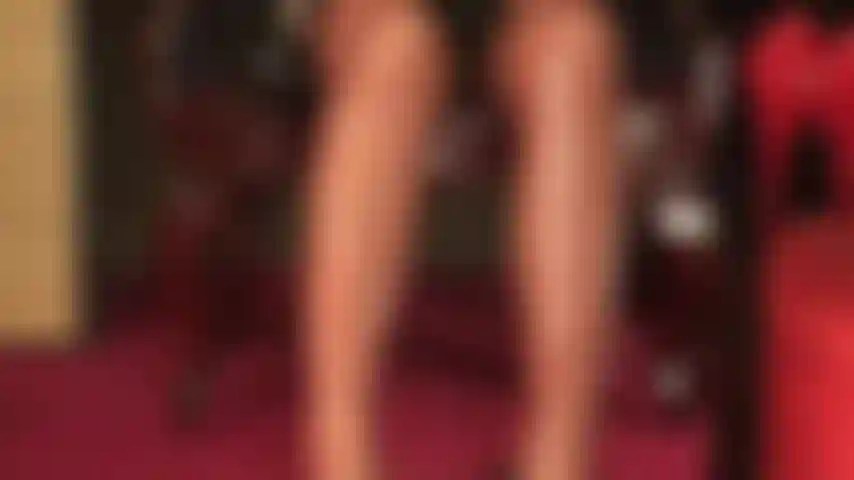 Pies descalzos, empapados y sudorosos, que salen de mis medias de goma. Bebo la sabrosa sopa de pies de látex de mi ama. Fetiche de pies, gomitas, fetiche de látex.