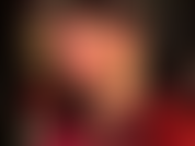 Sensual provocación de piernas y fetichismo de pies en medias sexys de encaje negro transparente, peeptoes y pies de nailon muy de cerca.