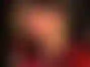 Sensual provocación de piernas y fetichismo de pies en medias sexys de encaje negro transparente, peeptoes y pies de nailon muy de cerca.