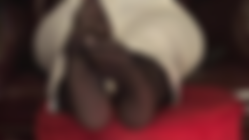 Alimentando tu adicción al fetiche de los pies: la amante vivian menea sus lindos pies en pantimedias en tu cara.