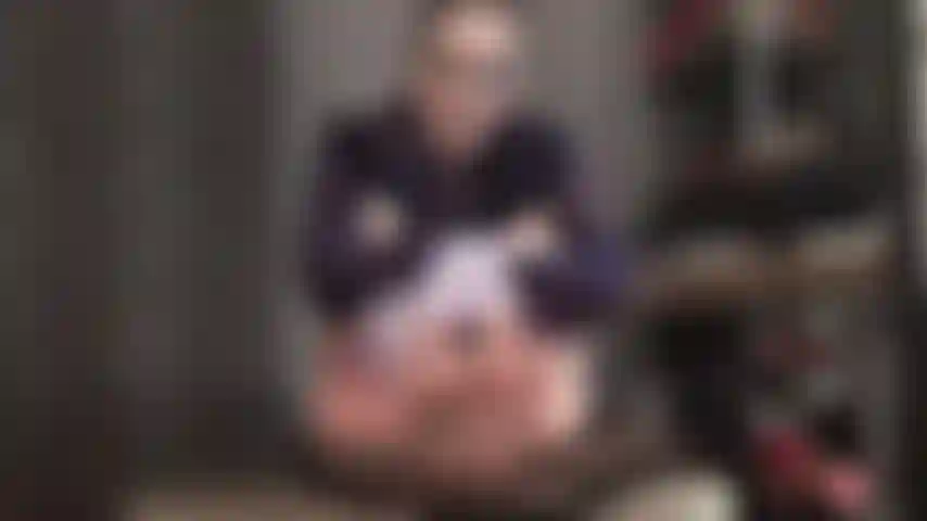 Tu mayor debilidad: los suaves y tersos pies desnudos de la señora vivian; bajo su mirada te tientan sus perfectas plantas arrugadas y sus pequeños dedos.