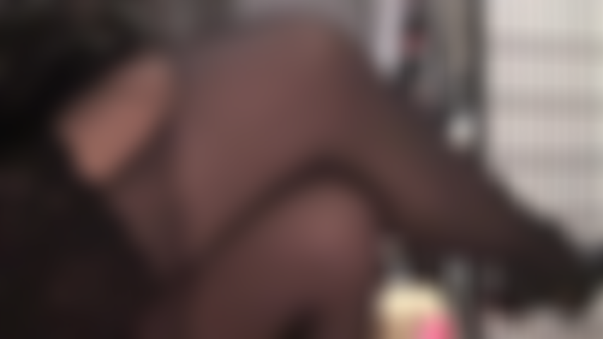 Ordeñada por sus medias de encaje; la excitación de ver las piernas de mi ama con medias es casi insoportable. Te corres rápidamente mientras ella desliza tu polla por sus medias.