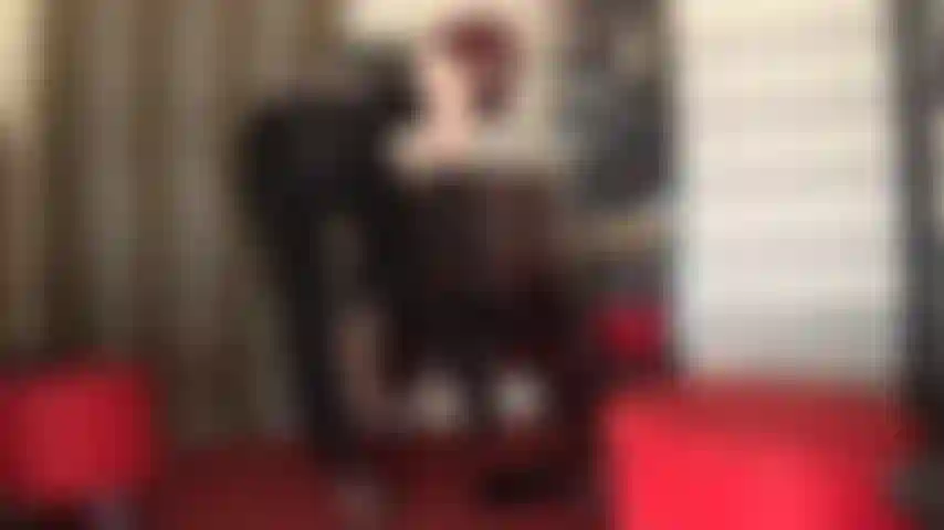 Curvas sensuales en pantimedias, pvc y botines brillantes.