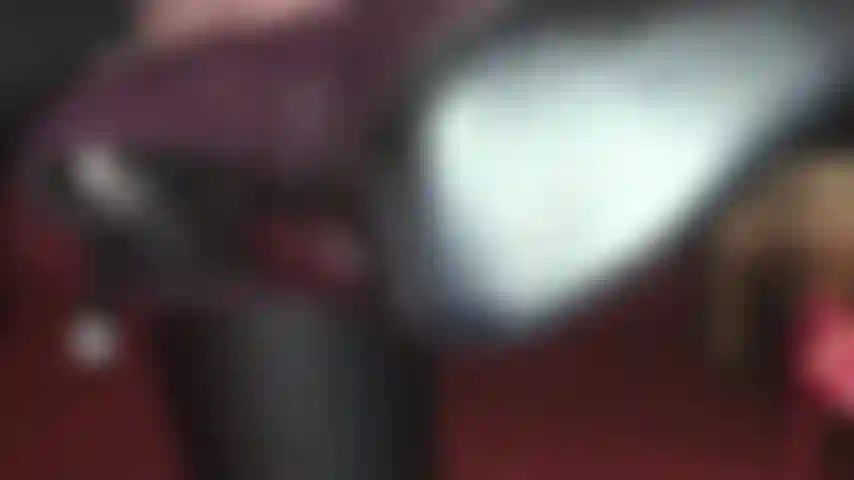 Adoradora de pies y zapatos femdom: la vida es bella bajo los tacones de la amante vivian.