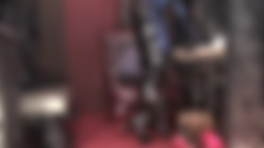 Intensa adoración del fetiche del pvc, vestida de la cabeza a los pies con vinilo negro brillante, la amante se entrega al fetiche.