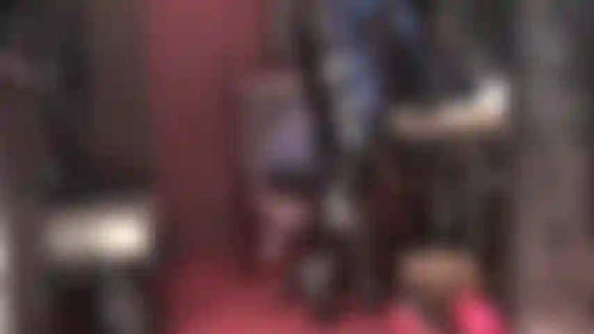 Intensa adoración del fetiche del pvc, vestida de la cabeza a los pies con vinilo negro brillante, la amante se entrega al fetiche.