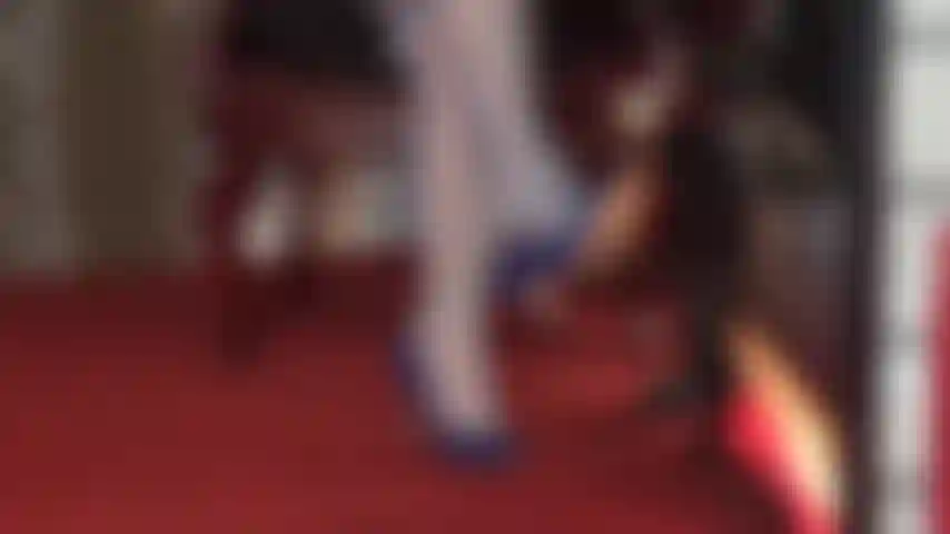 El azul puede ser tu color favorito, pero ¿crees que puedes soportar la vista de las piernas y los pies de la amante vivian en medias de nailon azules colgando y dejando caer brillantes tacones azules?