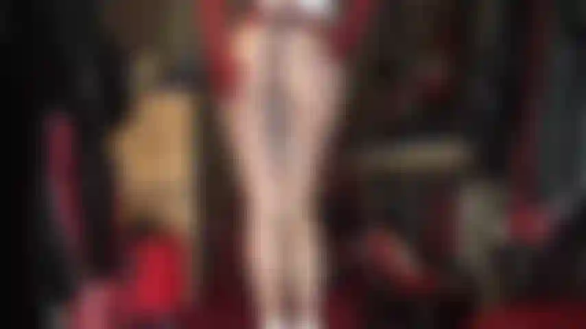 Strap-on y culo de nailon: la amante sacude su gran polla blanca por detrás mientras te asfixia con su culo de pantimedias brillantes.