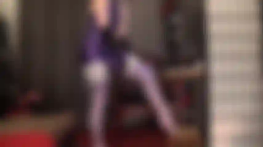 Dominación con correa en traje sexy de spandex leohex morado y medias blancas: tanto brillo te marea y te deja débil por su polla.