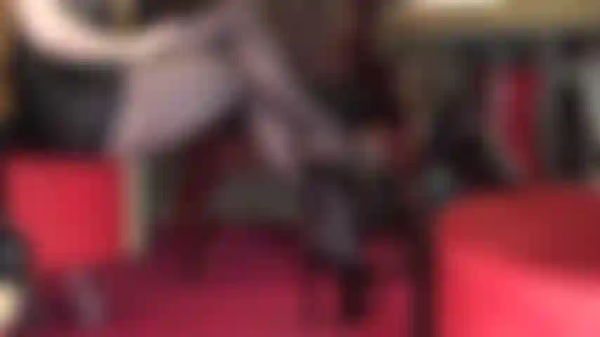 Un consolador chorreante atrapado entre mis piernas en pantimedias. La ama vivian me ordeña la polla y usa lubricante de semen hasta cubrir todas sus maravillosas piernas.