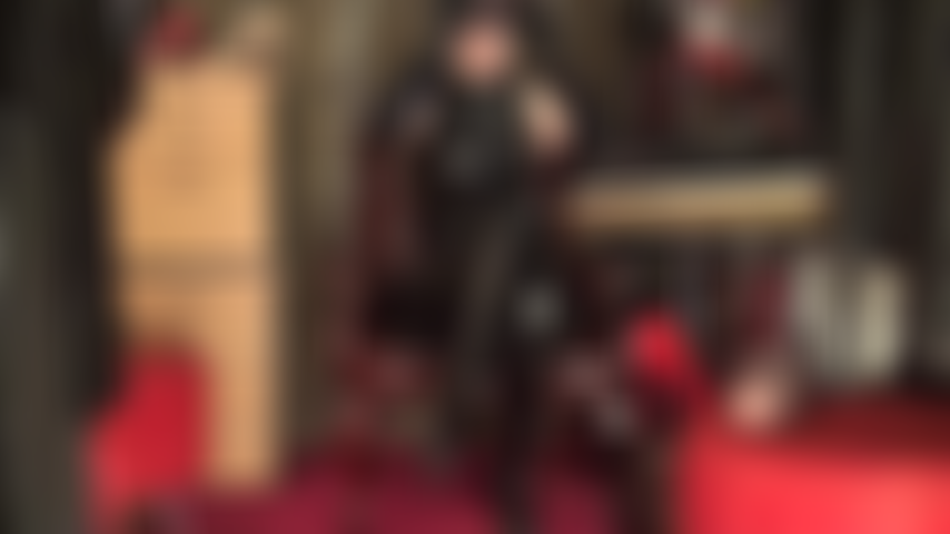 Fetiche de máscaras: la amante vivian se prueba 2 máscaras diferentes, una de nailon negro transparente y la otra de spandex con los ojos abiertos.