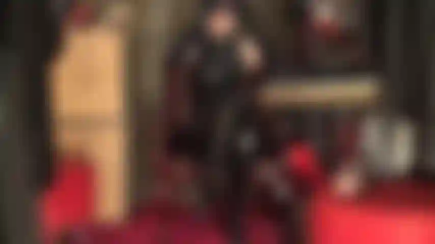 Fetiche de máscaras: la amante vivian se prueba 2 máscaras diferentes, una de nailon negro transparente y la otra de spandex con los ojos abiertos.