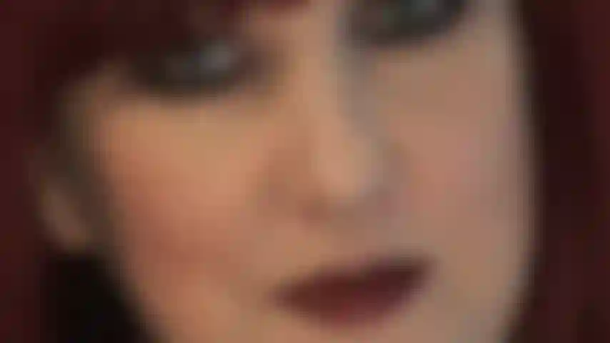 Labios oscuros extra brillantes y ojos seductores.