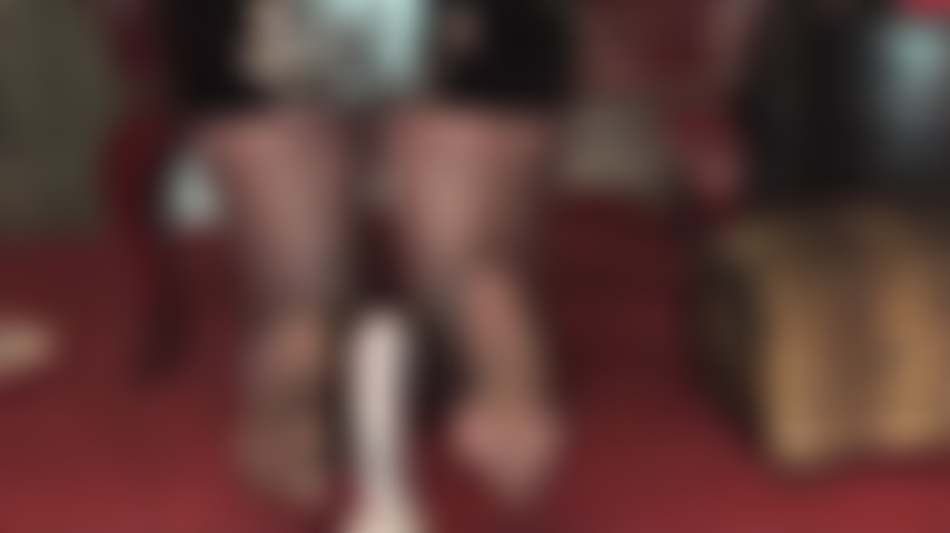 ¿Puedes soportar 30 minutos de pies con pantimedias sedosas provocando tu polla de esclava en un trabajo de pies inverso?