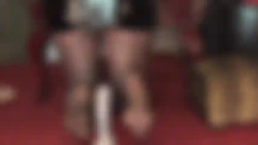 ¿Puedes soportar 30 minutos de pies con pantimedias sedosas provocando tu polla de esclava en un trabajo de pies inverso?