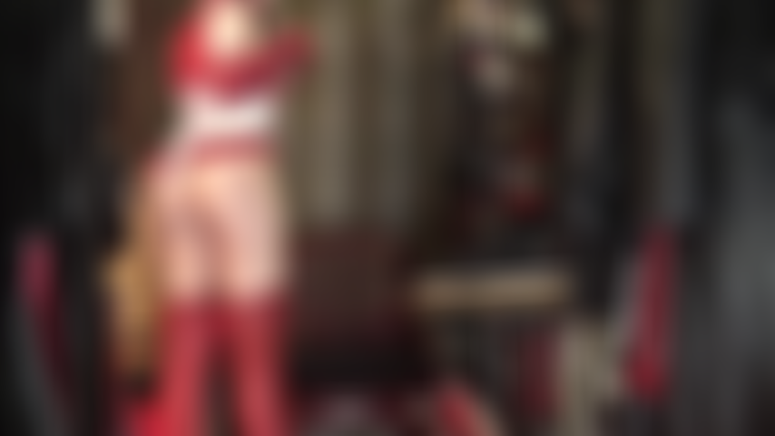 ¡Las bragas de satén rosa brillante con espalda completa sobre medias color piel brillante son tu mayor debilidad!