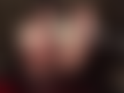 La señora vivian acaricia su gran polla blanca mientras muestra sus sexys pies descalzos.