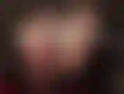 La señora vivian acaricia su gran polla blanca mientras muestra sus sexys pies descalzos.