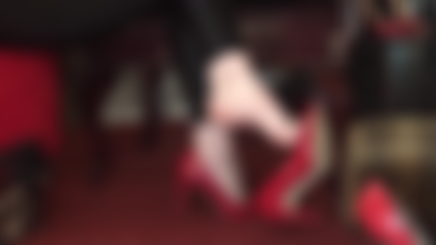 Descalza, con tacones, colgando, mojando los zapatos: una provocación fetichista de pies por excelencia.